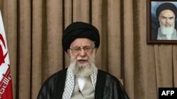Ova slika preuzeta sa snimka koji je emitovala iranska televizija IRIB 26. juna prikazuje vrhovnog vođu ajatolaha Alija Hamneija kako se obraća naciji.