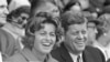 Джин Кеннеди Смит и Джон Кеннеди на стадионе в Вашингтоне, 10 апреля 1961 года