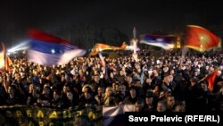 Zastava Crne Gore, Srbije i Rusije na protestu Demokratskog fronta u Nikšiću, 2015.