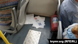 На полу в севастопольском троллейбусе – агитационные листовки с призывом прийти на выборы или проголосовать по интернету