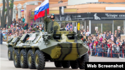 Militari ruși la parada de 9 mai de la Tiraspol