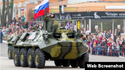 Militari ruși, participând la parada militară de 9 mai la Tiraspol