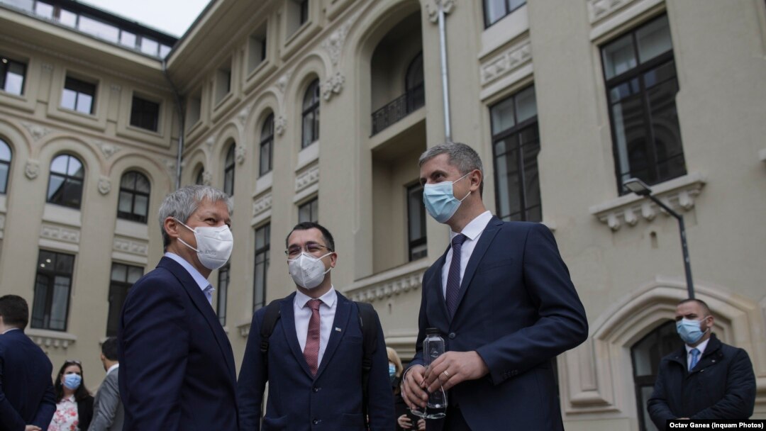 Dan Barna și Dacian Cioloș vor să candideze la alegerile prezidențiale din 2024 și nu și-au asumat ruperea Coaliției. Imagine din 2021, liderii USR PLUS alături de Vlad Voiculescu.