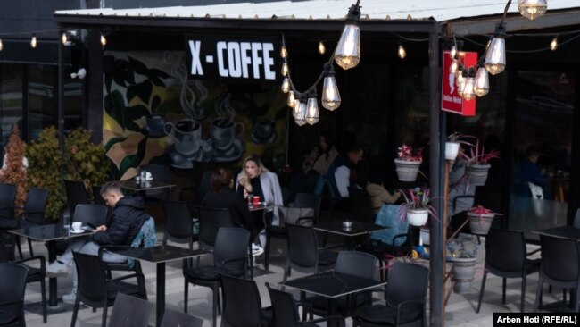 Poçe të ndezura elektrike mbi tavolinat e një kafeneje në Prishtinë.