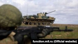 За повідомленням, Росія вже перекинула до кордонів України і в анексований Крим 16 батальйонно-тактичних груп із мотострілецьких, танкових і повітряно-десантних підрозділів