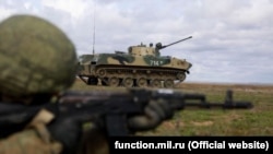 За даними Janes, від листопада до кордону України перемістили танки, артилерійське озброєння і системи протиповітряної оборони