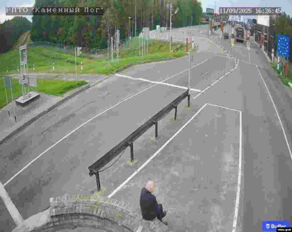 Мікалай Статкевіч на беларуска-літоўскай мяжы ў Каменным Лагу. 11 верасьня 2025 году.Вызваленых 11 верасьня 2025 году палітвязьняў адразу зь месцаў няволі прымусова вывезьлі ў Літву, аднак Статкевіч адмовіўся пакідаць тэрыторыю Беларусі і нейкі час знаходзіўся на беларуска-літоўскай мяжы. Пасьля людзі ў масках павялі Статкевіча ў невядомым кірунку. Толькі праз тры месяцы жонка атрымала ліст ад Міністэрства ўнутраных справаў аб тым, што Статкевіч «адбывае пакараньне згодна з выракам ад 14.12.2021». Дзе дакладна — невядома дагэтуль.Статкевіча затрымалі ў 2020-м годзе, яшчэ да выбараў прэзыдэнта, яму прысудзілі 14 гадоў зьняволеньня ў калёніі асаблівага рэжыму.Мікалай Статкевіч стаў ляўрэатам прэміі «Чалавек Свабоды — 2025».Фота: кадар з камэры назіраньня