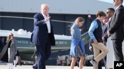 Американскиот претседател Доналд Трамп со своите внуци, Клои и Тристан, вторник, 29 јули 2025 година, во Лосимаут, на пат кон Вашингтон.