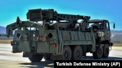 Un camion cu componente ale sistemul de apărare anti-aeriană S-400 după ce a coborît dintr-un avion de transport rusesc la aerportul militar Murted de lîngă Ankara, imagine de arhivă