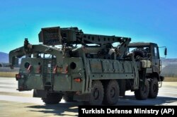 Camion cărând subansamble ale sistemului defensiv S-400, părăsește un transportor rusesc pe aeroportul militar Murted, lângă Ankara