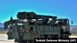 Camion al armatei turce transportând componente ale sistemului aerian de apărare S-400