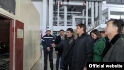 Сапар Исаков баштаган өкмөт мүчөлөрү ЖЭБнын иши менен таанышуу үчүн барган кези. 27-январь, 2018-жыл