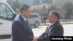 Өкмөттүн Баткен облусундагы өкүлү Алишер Абдрахманов менен Өзбекстандын Фергана облусунун башчысы Шухрат Ганиев. Архивдик сүрөт.