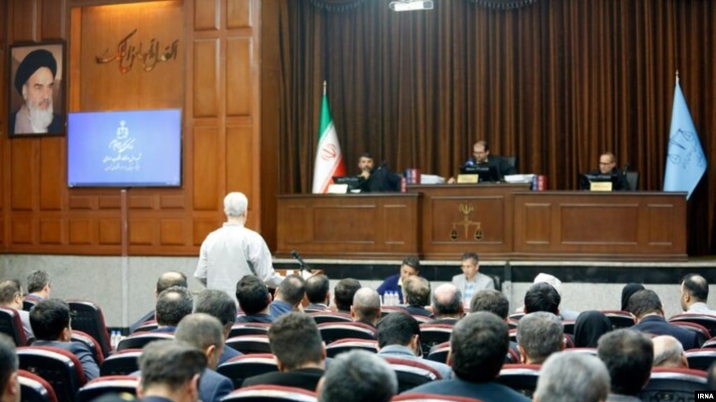 یکی از جلسات دادگاه «چای دبش» در سال ۱۴۰۳