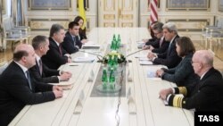 Державний секретар США Джон Керрі під час зустрічі з президентом України Петром Порошенком у Києві