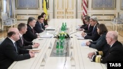 Державний секретар США Джон Керрі та президент України Петро Порошенко під час зустрічі в Києві, 5 лютого 2015 року