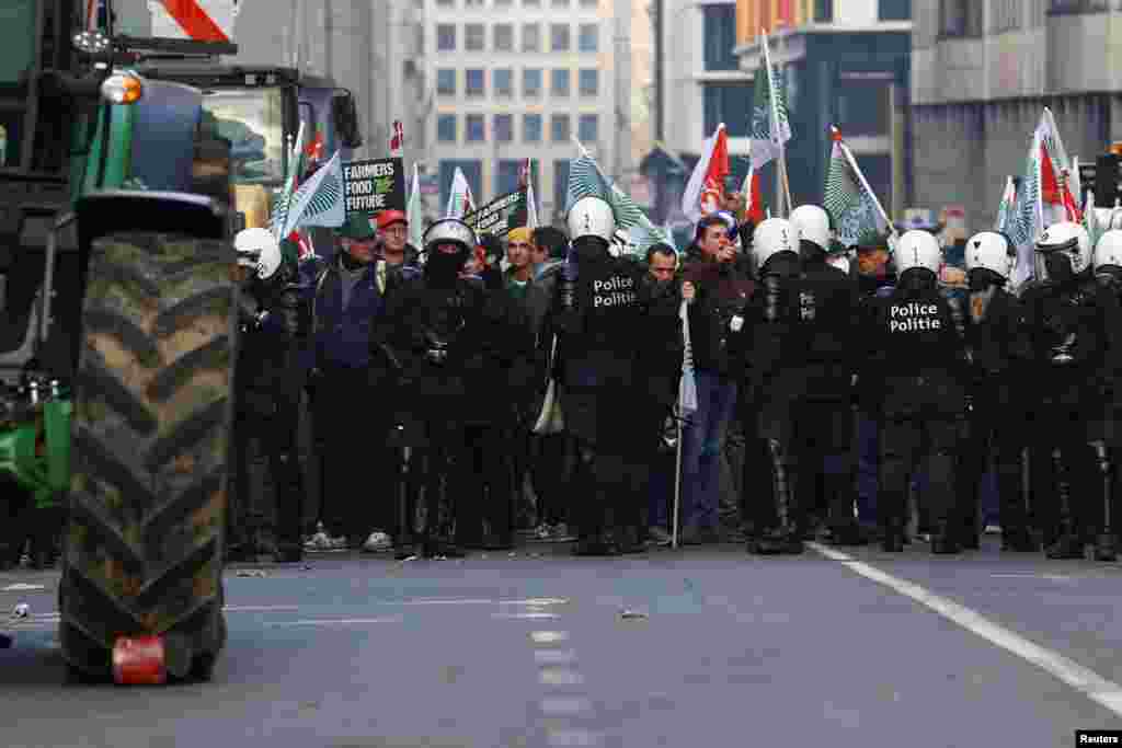 Ofițerii de poliție i-au flancat pe protestatari.