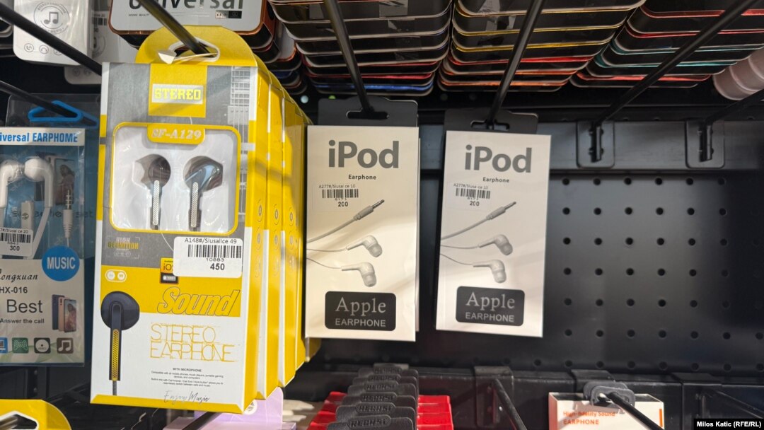 Serbiyanın Novi Sad şəhərindəki mağazada saxta "iPod" qulaqlıqlarının qablaşdırılmasında çoxsaylı qrammatik səhvlər var.