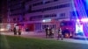 Пожежники біля будинку в румунському Галаці, в дах якого вночі влучив російський дрон, 29 травня 2026 року