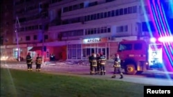 Пожежники біля будинку в румунському Галаці, в дах якого вночі влучив російський дрон, 29 травня 2026 року