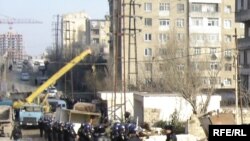Polisin nəzarəti ilə kran köşkləri sökür, 8 mart 2007