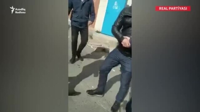 Mülki geyimli şəxslər İlqar Məmmədovu belə saxladılar
