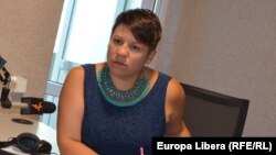 Un protest contra scumpirilor bruiat de o contramanifestaţie cu caracter sexist şi homofob