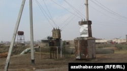 Ýaşaýjylar elektrik energiýasynyň üpjünçiligindäki näsazlyklary infrastrukturanyň könelişmegi we kämilsizligi bilen düşündirýärler.