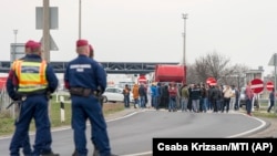 Străini protesteazî la granița austro-ungară, cerând Budapestei dreptul de a continua spre destinației, Hegyeshalom, 17 martie, 2020