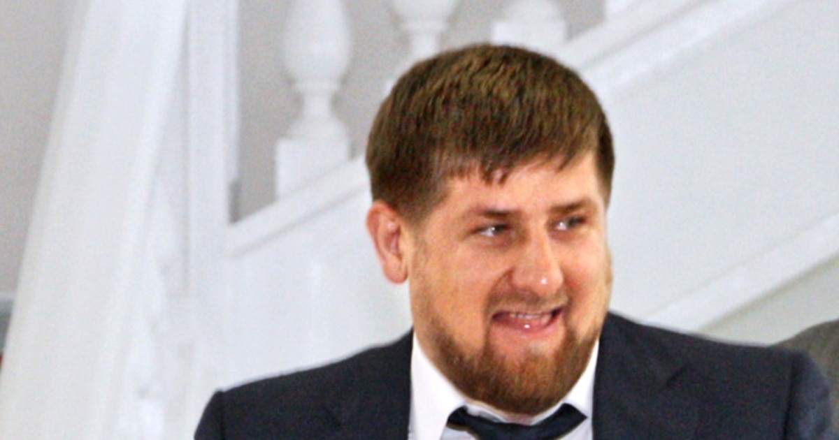 Камерада қызды шешіндіріп жатыр Камерада қызды шешіндіріп жатыр