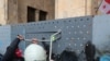 Ցուցարարները փորձում են հեռացնել Վրաստանի խորհրդարանի շենքի մոտ տեղադրված արգելապատնեշը, 14-ը մայիսի, 2024թ.