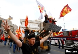 Protestuesit në buldozerë duke kundërshtuar mundësinë e përdorimit më të gjerë të gjuhës shqipe në Maqedoni të Veriut. Fotografi e vitit 2017.