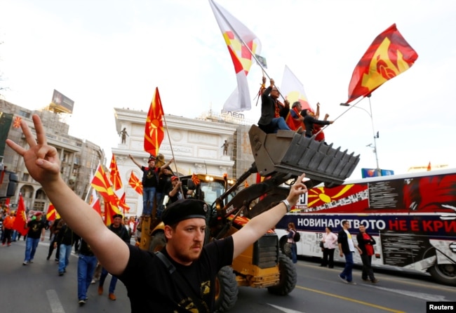 Protestuesit në buldozerë duke kundërshtuar mundësinë e përdorimit më të gjerë të gjuhës shqipe në Maqedoni të Veriut. Fotografi e vitit 2017.