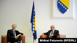 Šef Delegacije EU u BiH Peter Sorensen predao je predsjedavajućem Vijeća ministara BiH Vjekoslavu Bevandi Izvještaj Evropske komisije, Sarajevo, 8. oktobar 2014.