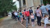Zeci de moldoveni din diaspora stau la coadă pentru a vota la alegerile parlamentare din 11 iulie 2021, Strasbourg, Franța. 