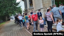 Zeci de moldoveni din diaspora stau la coadă pentru a vota la alegerile parlamentare din 11 iulie 2021, Strasbourg, Franța. 