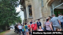 Moldoveni din Strasbourg așteaptă să voteze în alegerile parlamentare anticipate din 11 iulie 2021. 