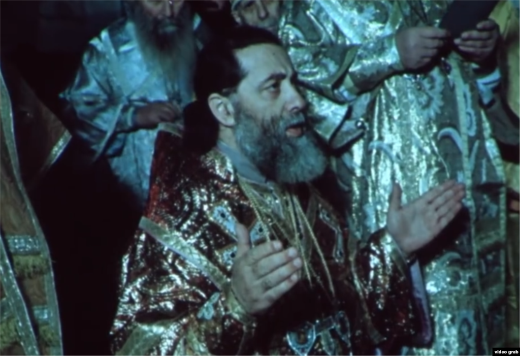 ილია მეორის ინტრონიზაცია საქართველოს კათოლიკოს-პატრიარქად. 1977 წლის 25 დეკემბერი. კადრი ვიდეოდან. 25 დეკემბერს, როდესაც სვეტიცხოველში აღსაყდრების რიტუალი ტარდებოდა საბჭოთა ხელისუფლებამ მცხეთაში შესასვლელი გზა გადაკეტა. ნებართვის გარეშე არც ტაძარში უშვებდნენ. თუმცა ხალხმა მაინც მოახერხა სვეტიცხოვლამდე ფეხით მისვლა და პოლიციის ჯაჭვის გარღვევაც.