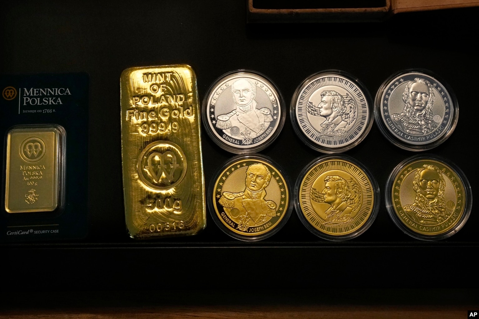 Monedha dhe shufra argjendi dhe ari të ekspozuara në një dyqan të kompanisë 'Mint of Poland', në Varshavë. Fotografi e 18 qershorit 2024.