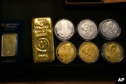 Monedha dhe shufra argjendi dhe ari të ekspozuara në një dyqan të kompanisë 'Mint of Poland', në Varshavë. Fotografi e 18 qershorit 2024.