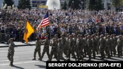 Американские военные маршируют на площади Независимости в Киеве, 24 августа 2018 года.