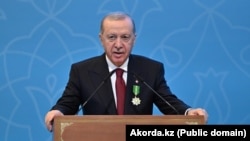 اردوغان در پارلمان و در جمع نمایندگان حزب حاکم عدالت و توسعه گفت: امنیت آنکارا با امنیت سوریه و لبنان گره خورده است