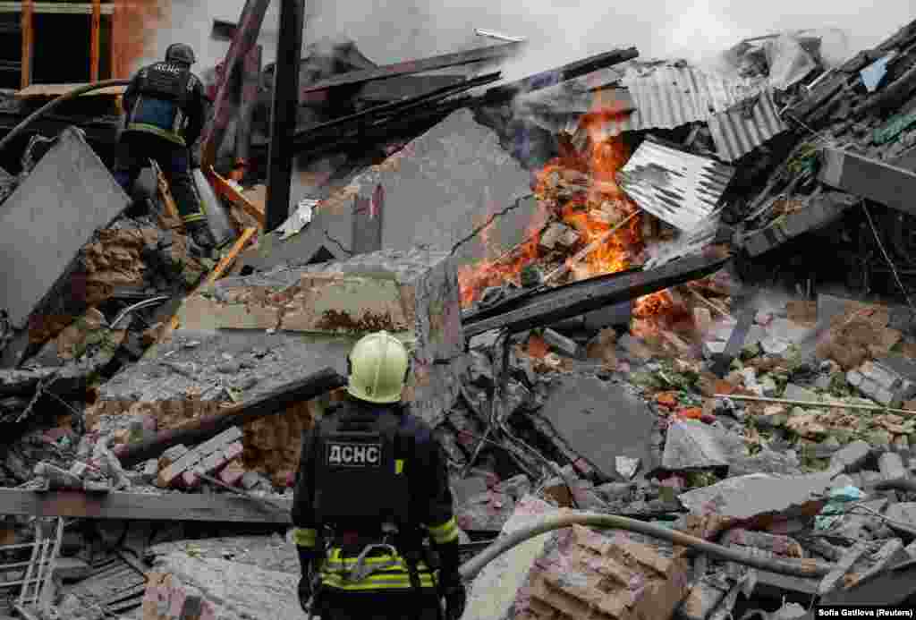 Під завалами на місці ракетного удар РФ по Харкову залишаються люди. Харків, 2026 року.Військові РФ регулярно з різних видів озброєння атакують українські регіони. Керівництво Росії заперечує, що її армія під час масштабної війни завдає цілеспрямованих ударів по цивільній інфраструктурі міст і сіл України, убиваючи цивільне населення і руйнуючи лікарні, школи, дитячі садочки, об’єкти енергетики та водозабезпечення.Українська влада і міжнародні організації кваліфікують ці удари як воєнні злочини РФ і наголошують, що вони мають цілеспрямований характер.