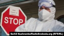 У разі, якщо температура тіла перевищує 38 градусів, і якщо людина має симптоми ГРВІ, – викликатимуть бригаду швидкої (екстреної) медичної допомоги для госпіталізації хворого, йдеться в повідомленні