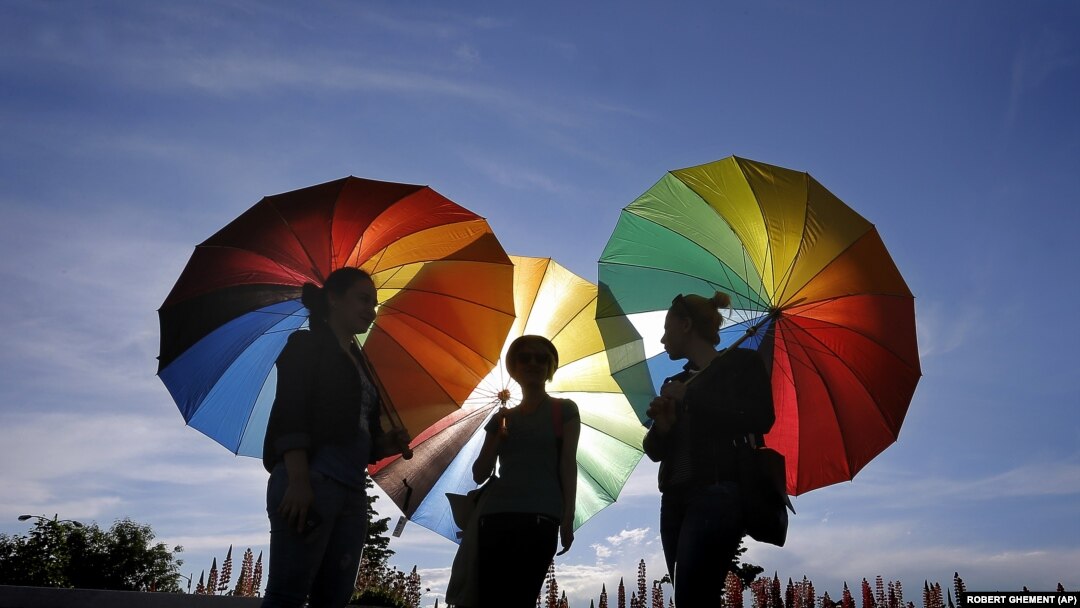O carte de povești apărută zilele acestea la Budapesta încearcă să prezinte universul prinților și al fetelor de împărați și din perspectivă gay. Deranjul e cât casa.