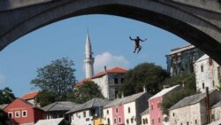 Skokovi sa Starog mosta – tradicija koja je zasjenila politiku