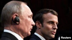 Orsýetiň prezidenti Wladimir Putin we onuň fransuz kärdeşi Emmanuel Makron. 29-njy maý, 2017 ý.