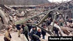 Novinari šetaju kroz fabriku uništenu u vazdušnom napadu NATO-a na grad Čačak, oko 150 km jugozapadno od jugoslovenske prestonice Beograda, 31. marta 1999. 