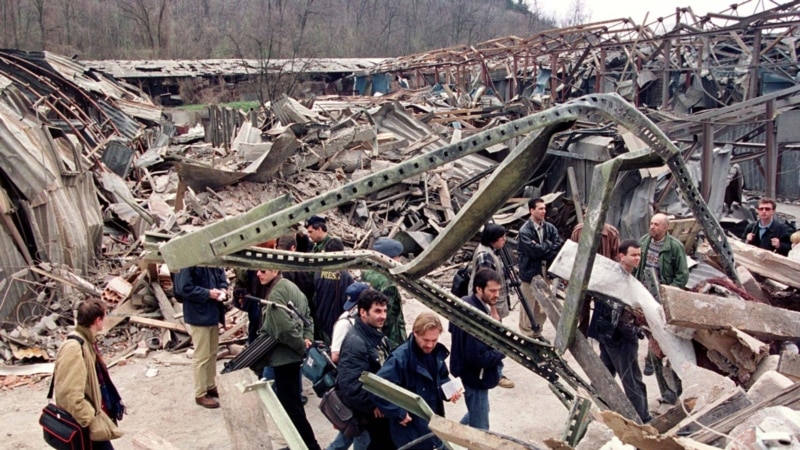 Përvjetori i bombardimeve të NATO-s në Serbi shoqërohet me dezinformata e mesazhe të kriminelëve të luftës