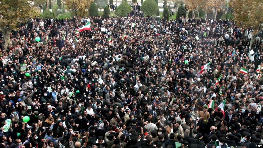 نمایی از تجمع گسترده دانشجویان در دانشگاه تهران